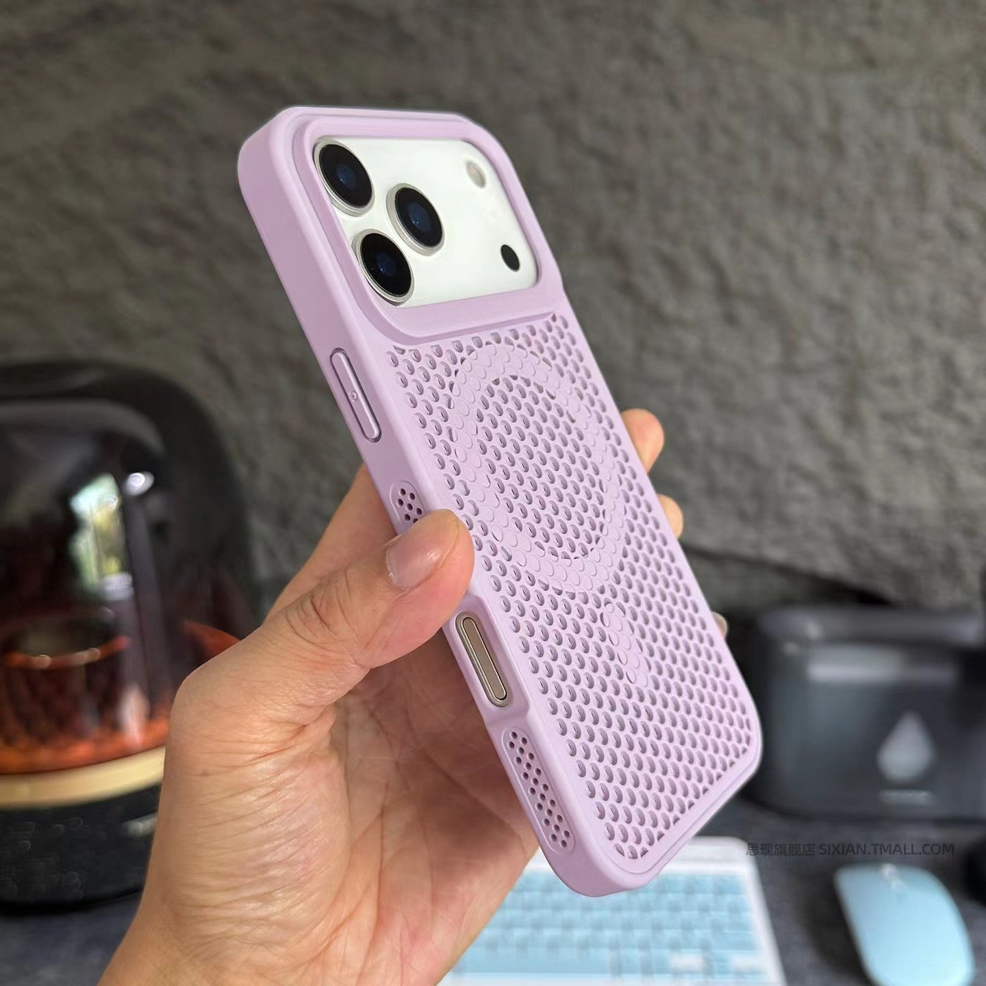 Large-hole honeycomb heat dissipation mesh magnetic Apple phone case