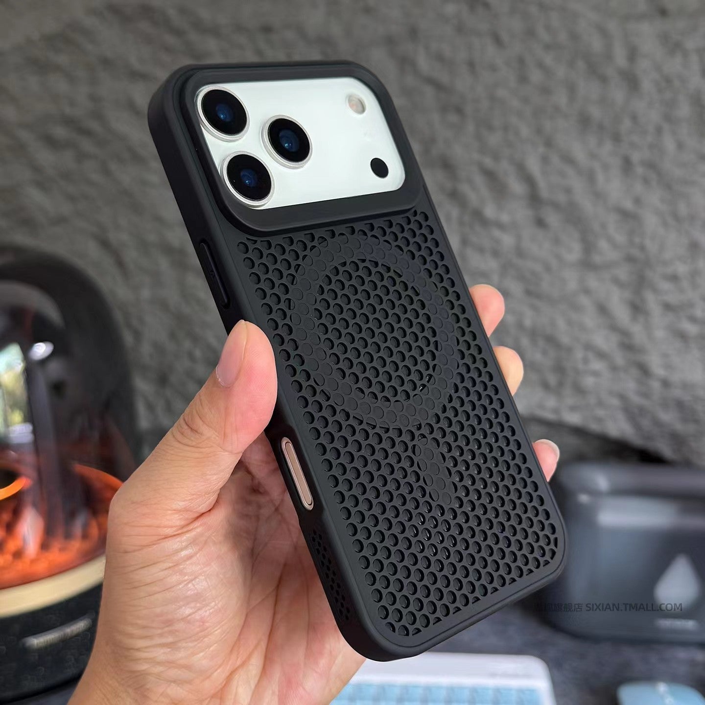 Large-hole honeycomb heat dissipation mesh magnetic Apple phone case