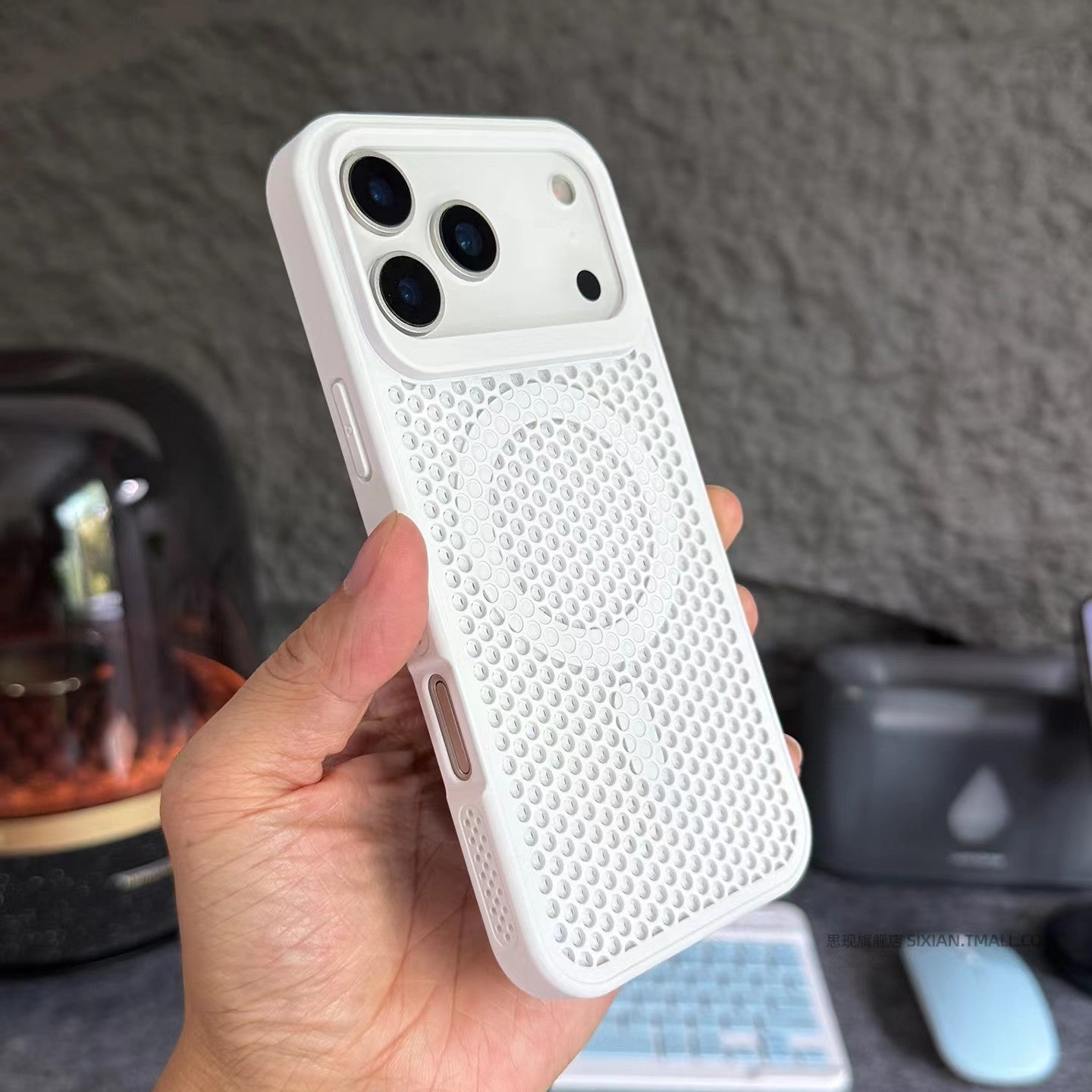 Large-hole honeycomb heat dissipation mesh magnetic Apple phone case