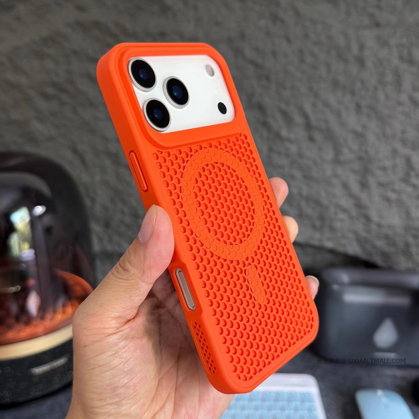 Large-hole honeycomb heat dissipation mesh magnetic Apple phone case