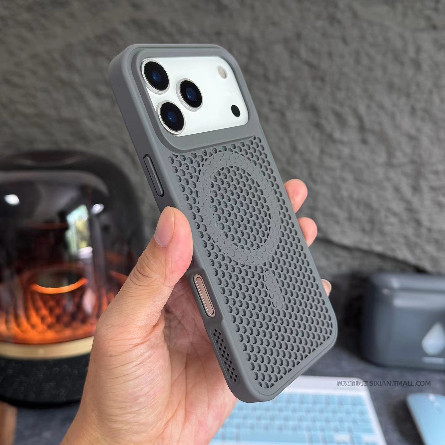 Large-hole honeycomb heat dissipation mesh magnetic Apple phone case