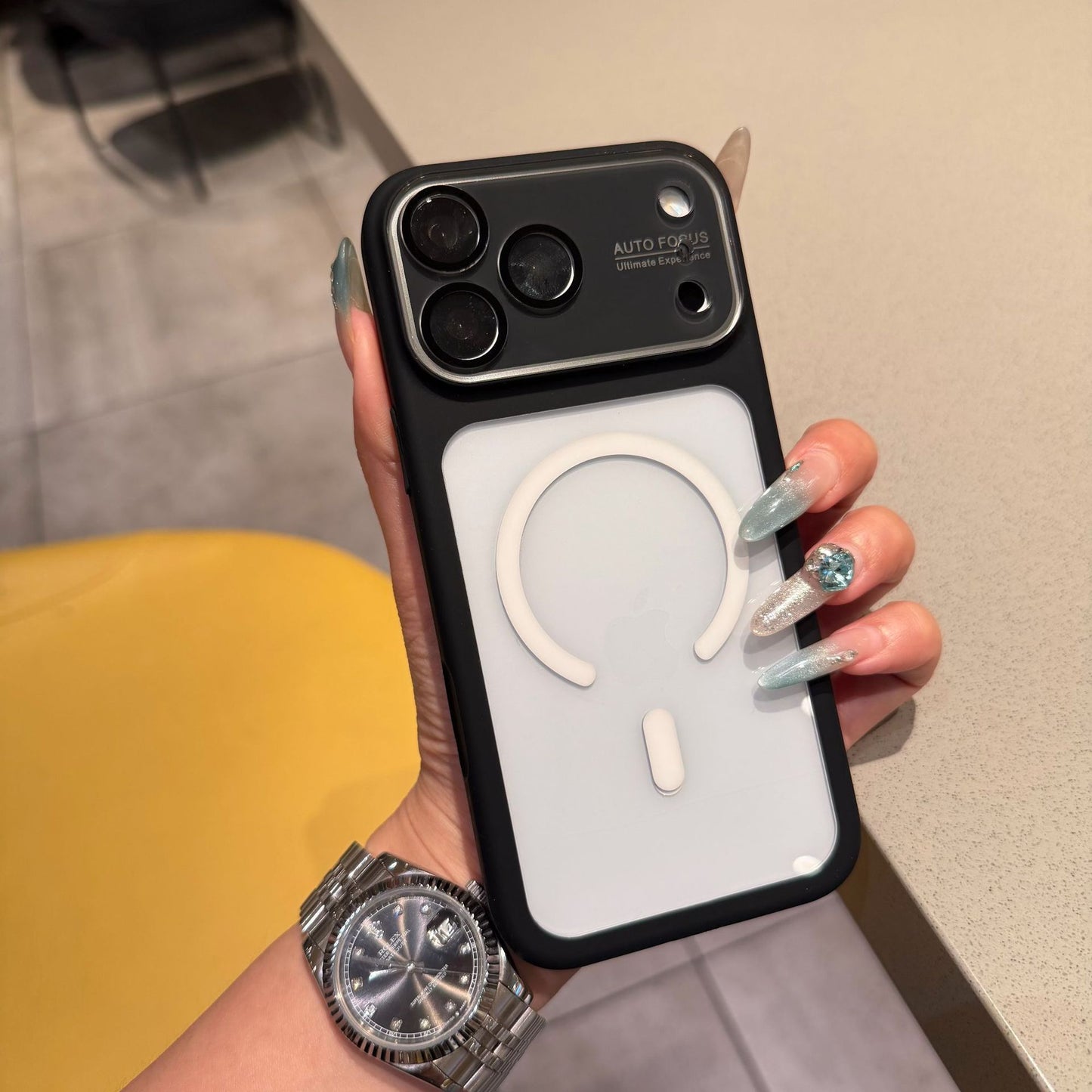 Large-view transparent magnetic Apple phone case