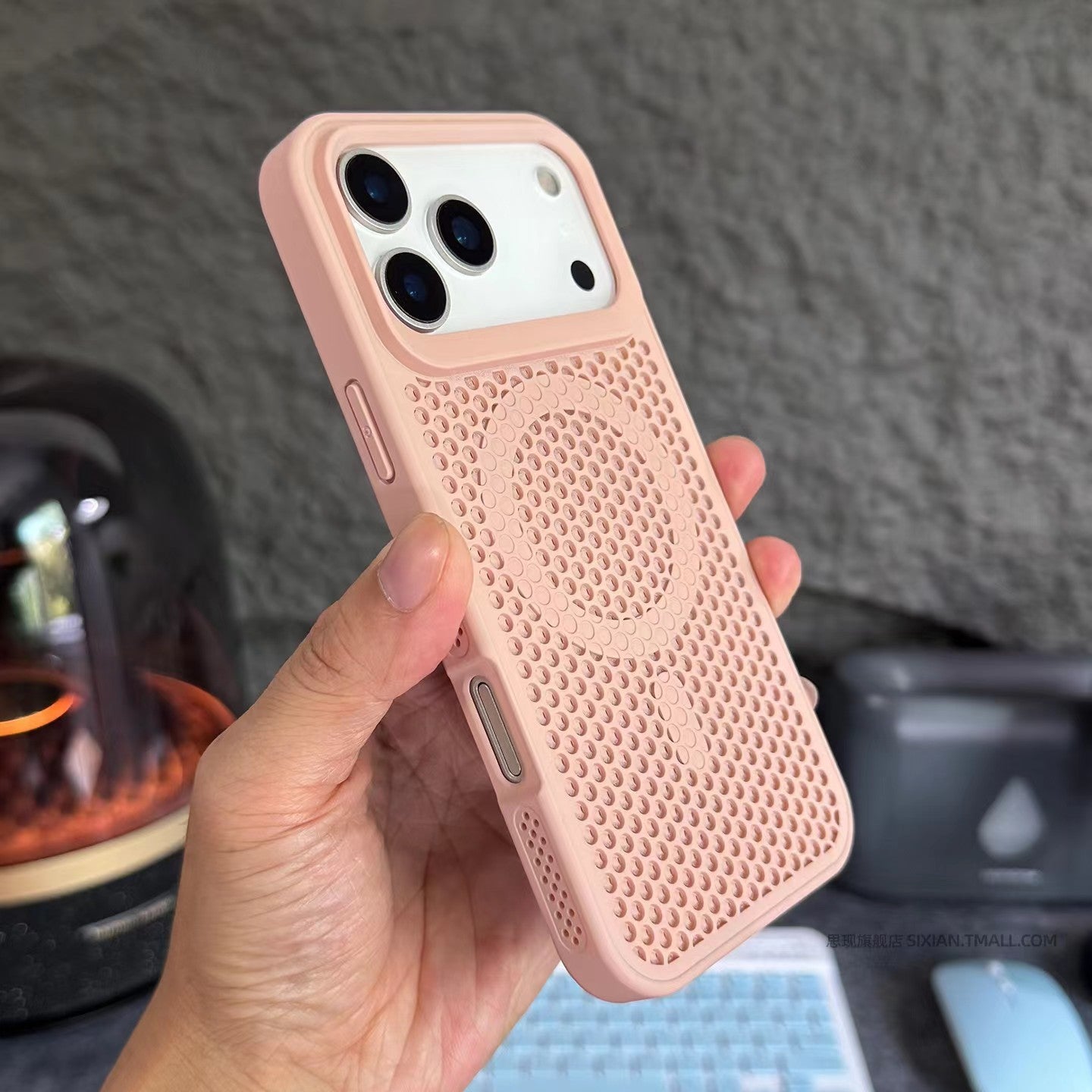 Large-hole honeycomb heat dissipation mesh magnetic Apple phone case