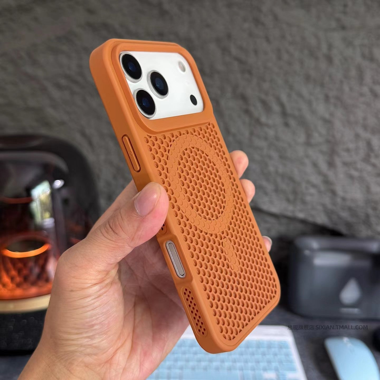 Large-hole honeycomb heat dissipation mesh magnetic Apple phone case